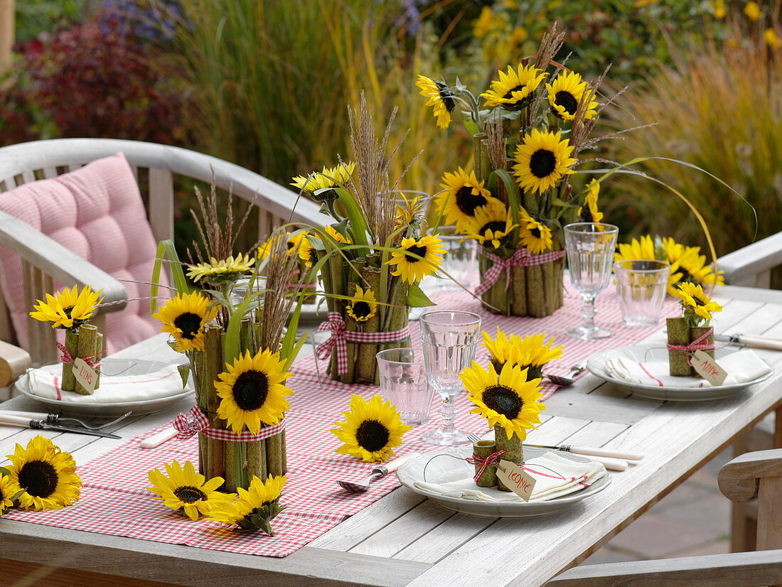 Tischdeko mit Sonnenblumen und Riesenknöterich