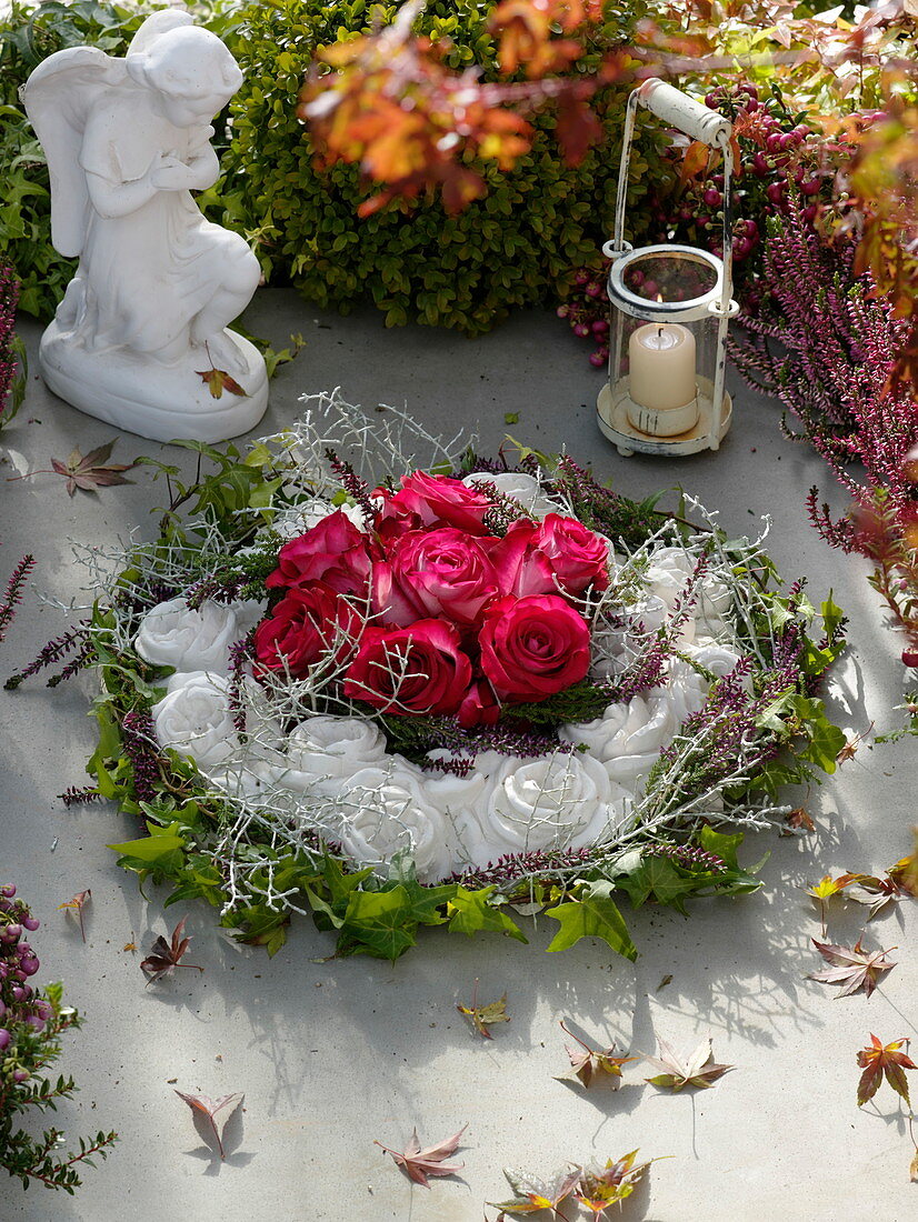 Grabkranz mit Rosa (Rosen) in Blütenkranz aus Gips, dekoriert mit Calluna