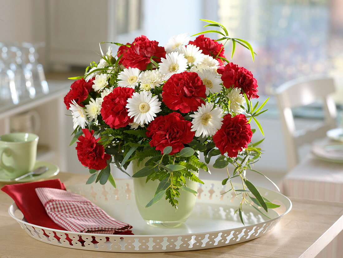 Rot-weißer Duftstrauß mit Dianthus (Nelken), Gerbera, Chrysanthemum