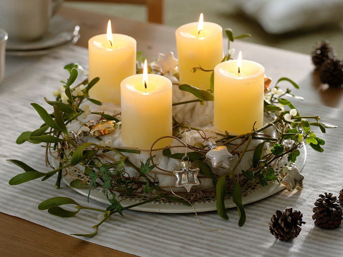 Advent wreath with wool and mistletoe