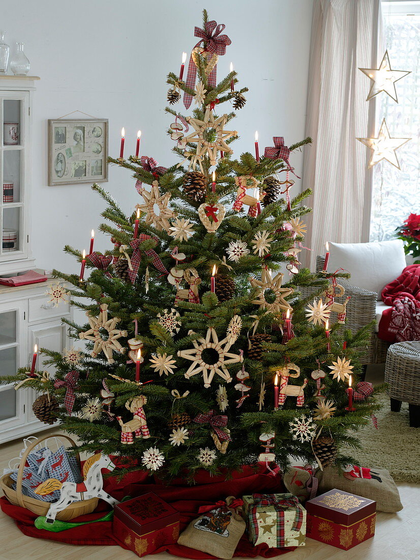 Altdeutscher Weihnachtsbaum mit Strohsternen