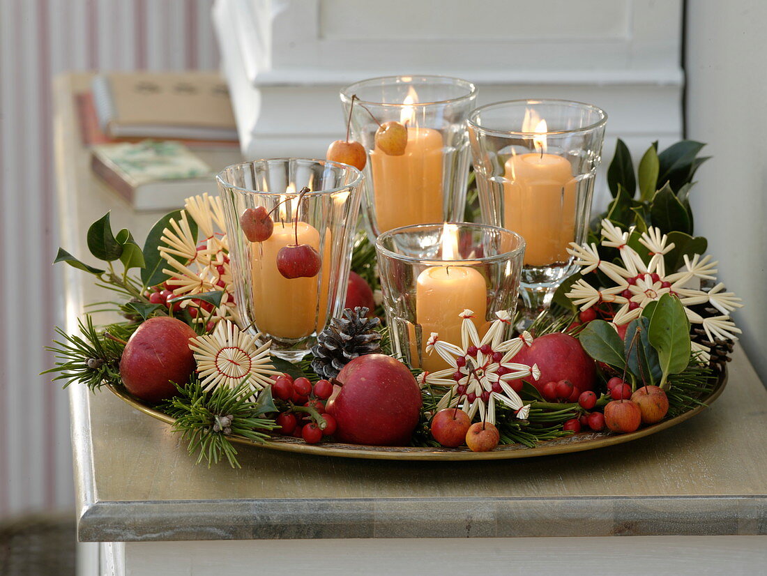 Schneller Adventskranz mit Kerzen in Gläsern