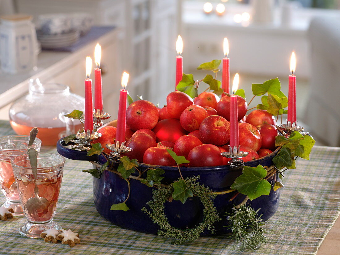 Emaillierter Gänsebräter gefüllt mit Äpfeln (Malus), Hedera