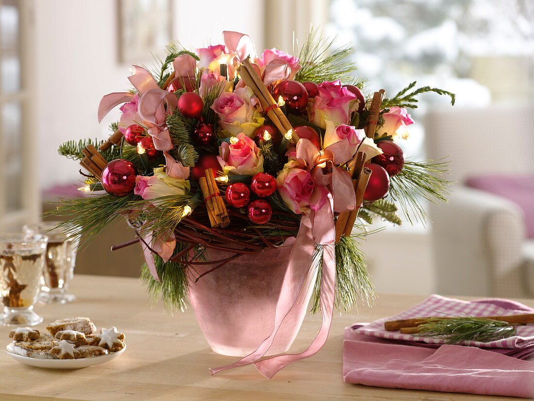 Weihnachtlicher Strauß aus Rosa (Rosen), Zimtstangen, Pinus (Kiefer)