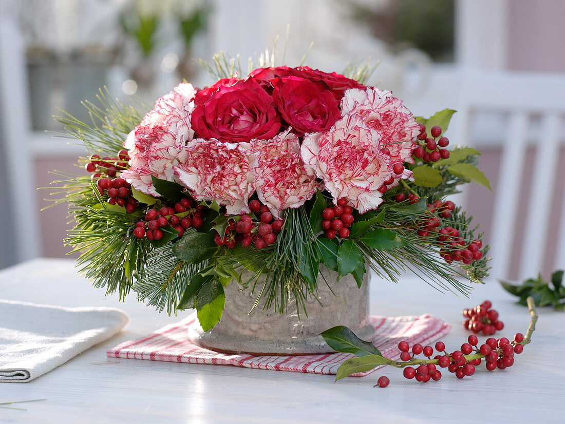 Winter bouquet with Dianthus 'Arthur', Rosa, Ilex