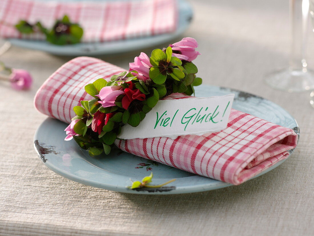 Napkin ring made of Oxalis deppei and Cyclamen persicum