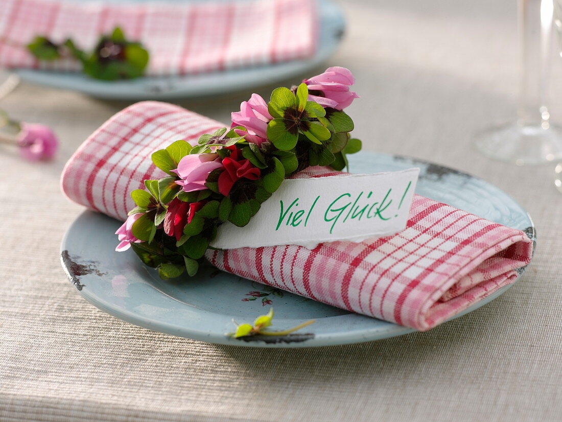 Serviettenring aus Oxalis deppei (Glücksklee) und Cyclamen persicum