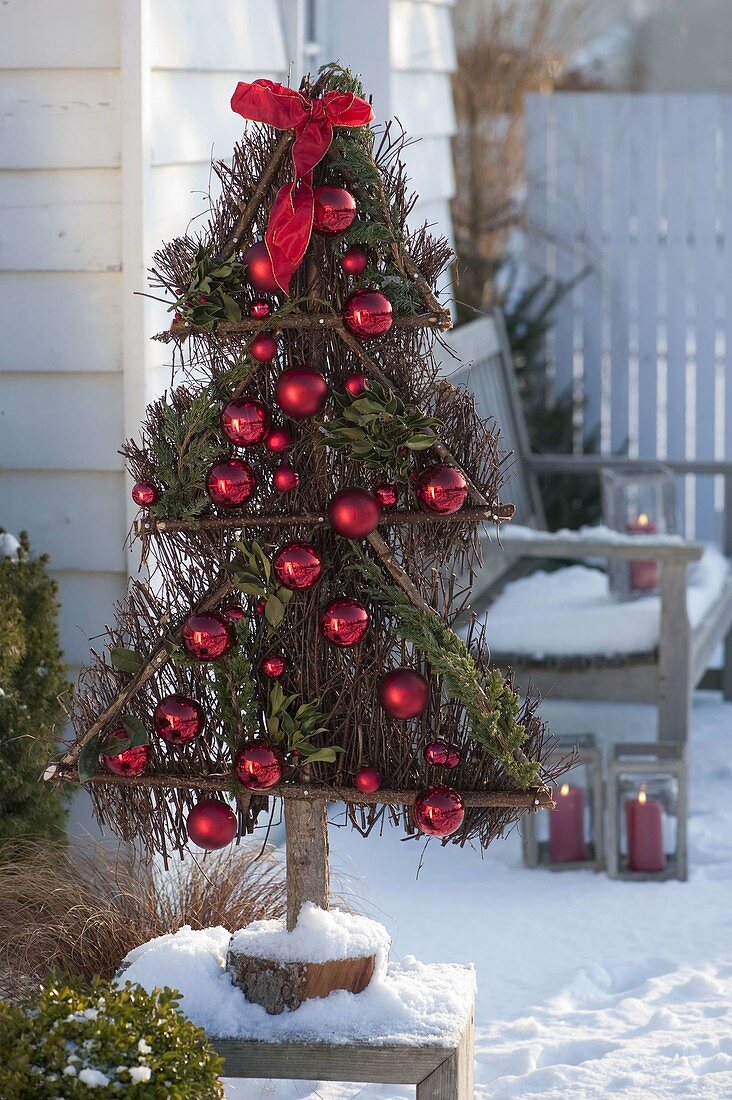 Stilisierter Tannenbaum aus Zweigen und Reisig von Betula (Birke)