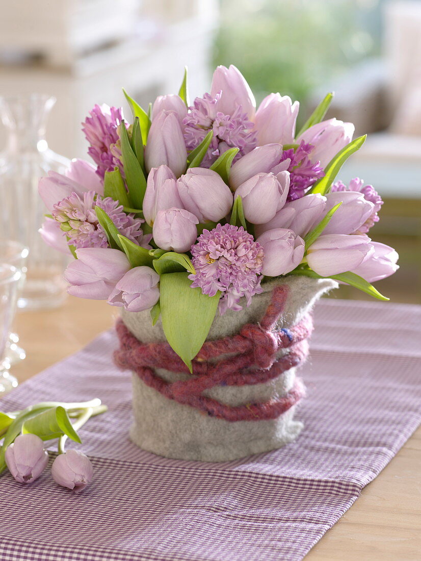 Duftstrauß aus Hyacinthus (Hyazinthen) und Tulipa (Tulpen)