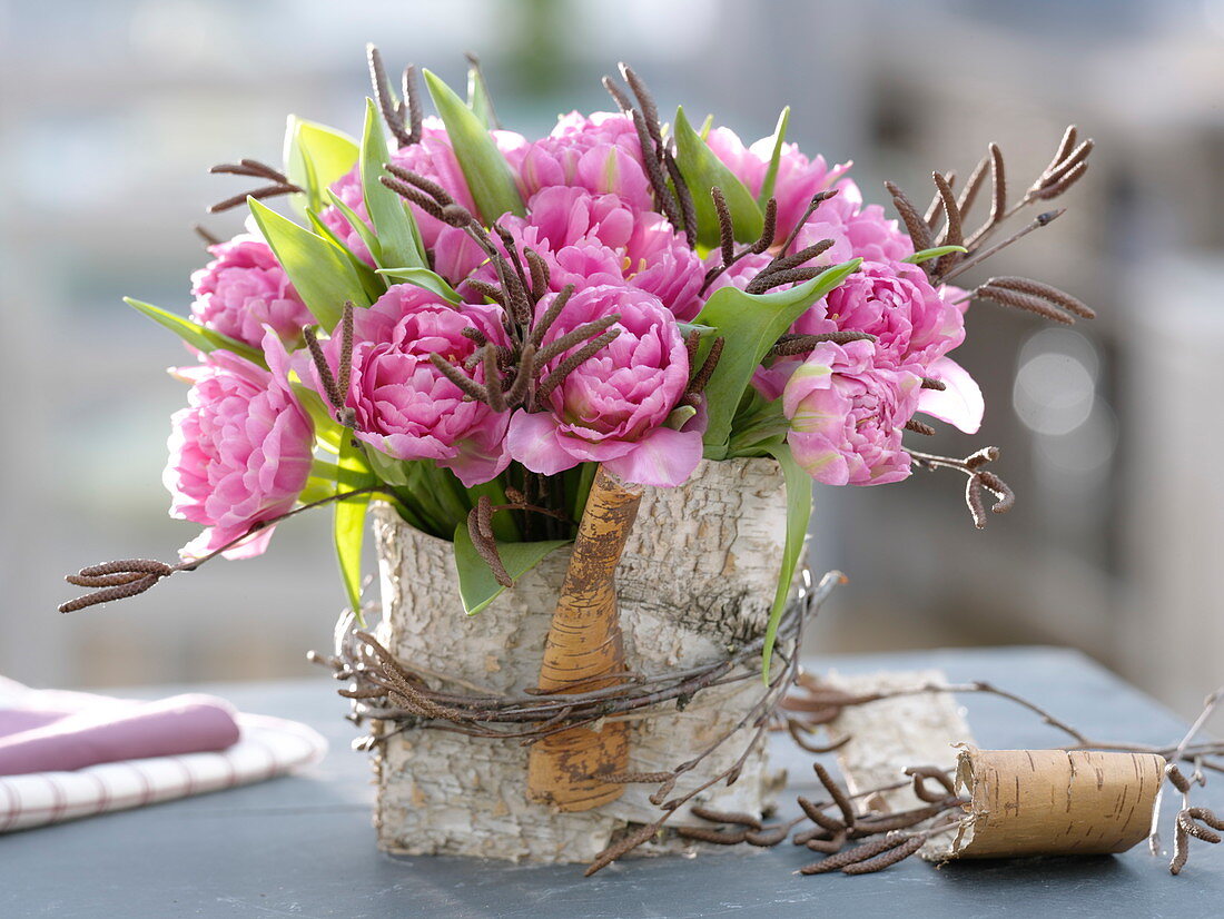 Strauß aus gefüllten Tulipa 'Dior' (Tulpen) und Birkenzweigen