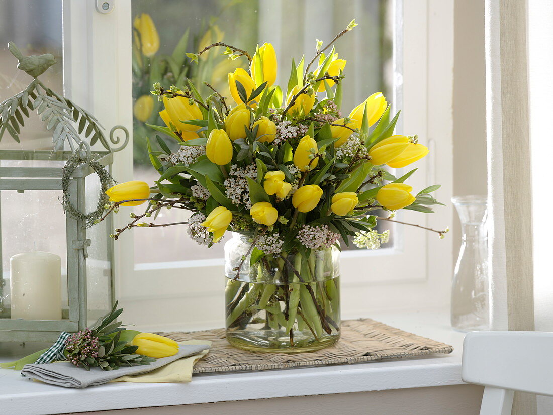 White-Yellow Spring Bouquet Tulipa 'Strong Gold', Viburnum tinus