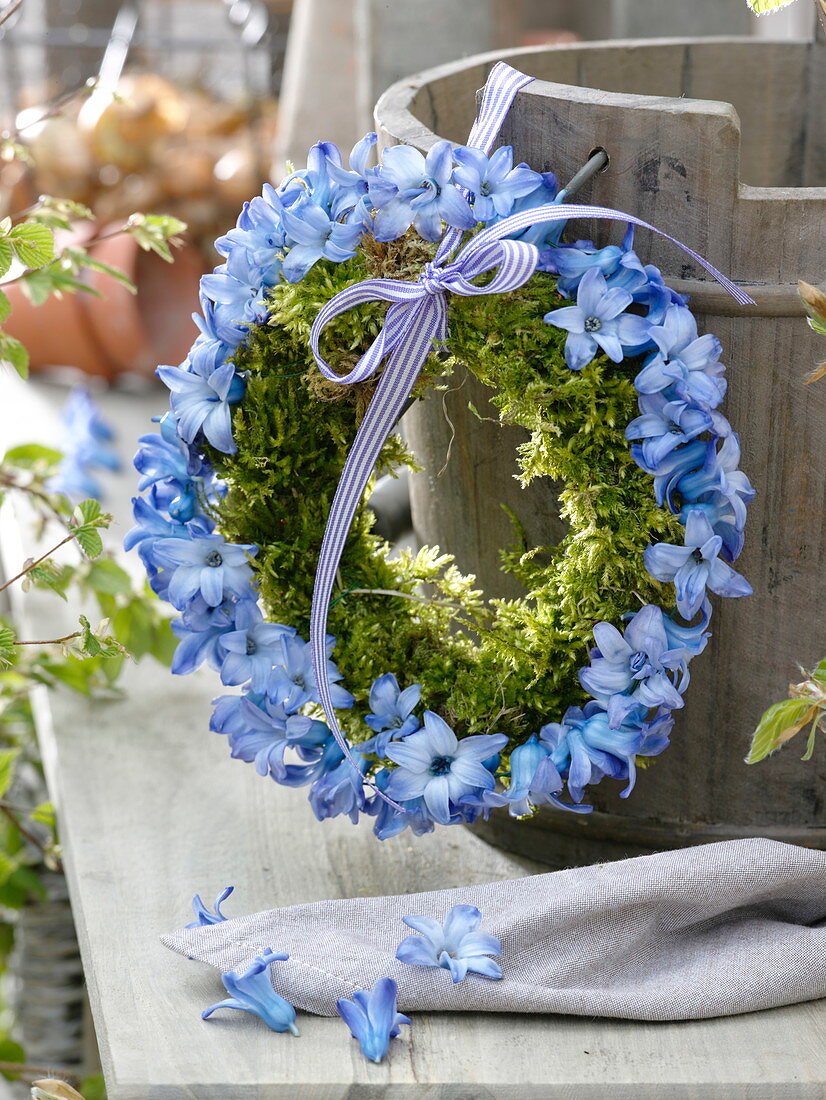 Wreath of threaded flowers of Hyacinthus and moss