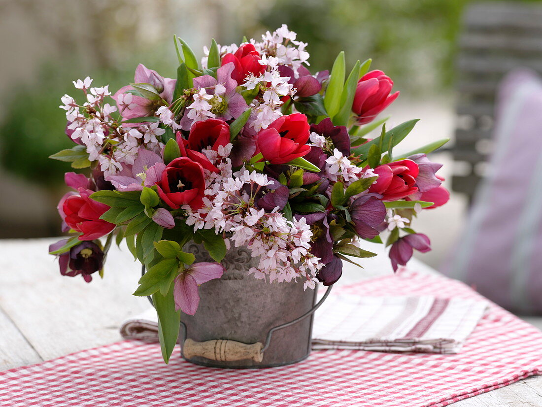 Rot-rosa Frühlingsstrauß mit Tulipa (Tulpen) , Helleborus orientalis