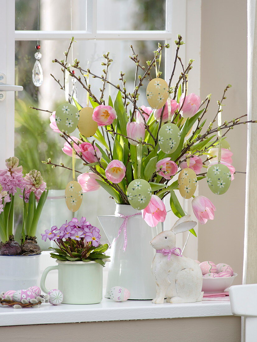 Strauß aus Tulipa 'Dynasty' (Tulpen), Zweige von Prunus (Kirsche), Primula