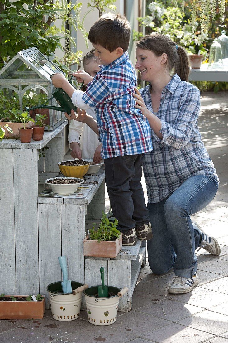 Aussaat mit Kindern auf der Terrasse