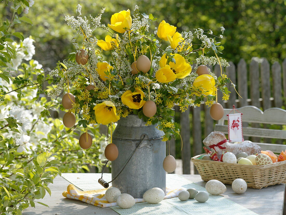 Strauss mit Spiraea (Brautspiere), Ribes aureum (Goldjohannisbeere)