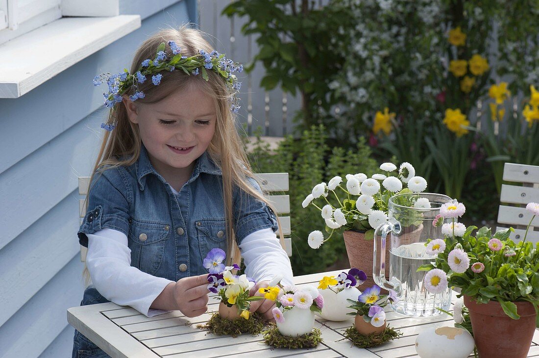 Ausgeblasene Eier als Vasen mit Viola - Blüten