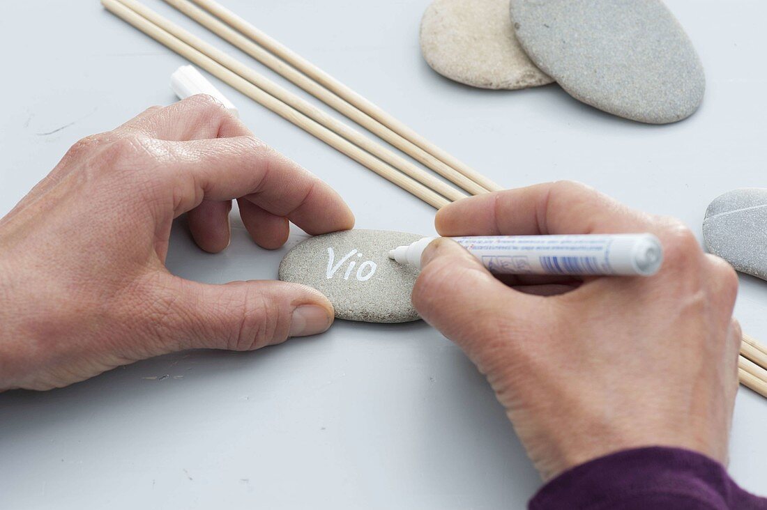 Plug-in labels made of pebbles