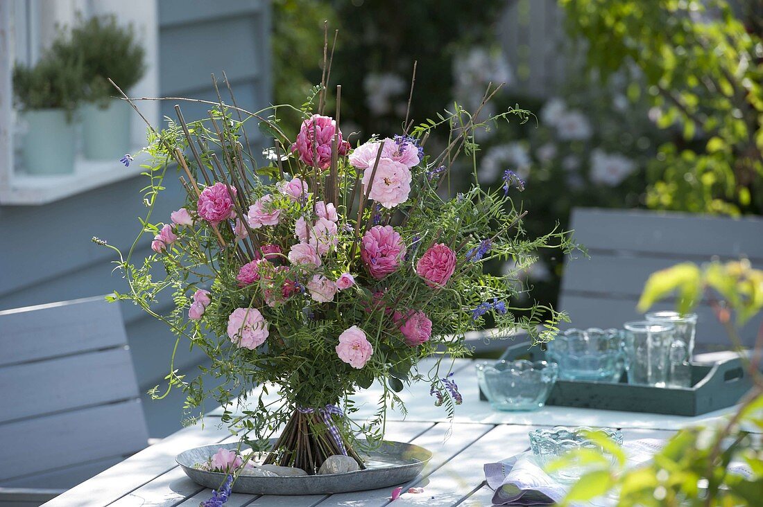 Stehstrauß mit Weidenzweigen und Rosen 8/8