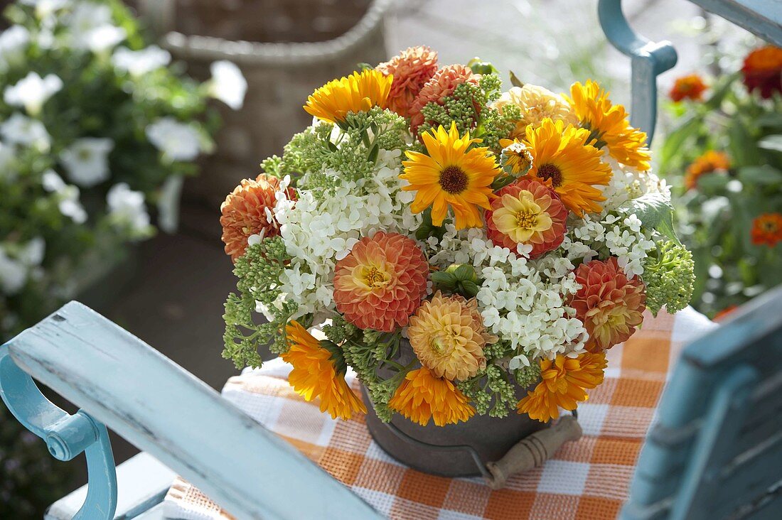 Orange-weißer Strauß aus Dahlia (Dahlien), Calendula (Ringelblumen)