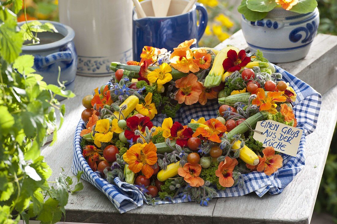 Bunter Gemüsekranz mit Kräutern und eßbaren Blüten