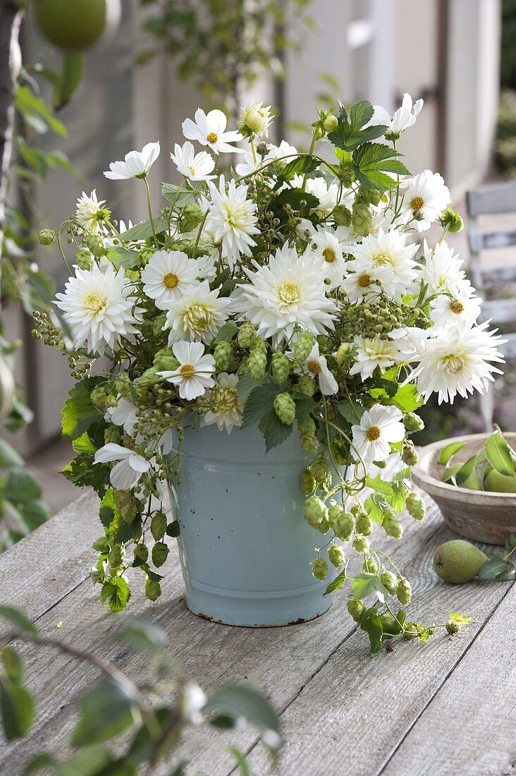 Green-white bouquet with Humulus (hops), Dahlia 'My Love'