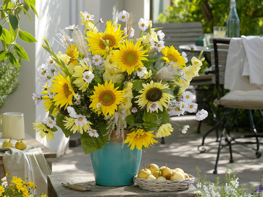 White-yellow Helianthus 'Garden Statement' and 'Uniflorus' bouquet