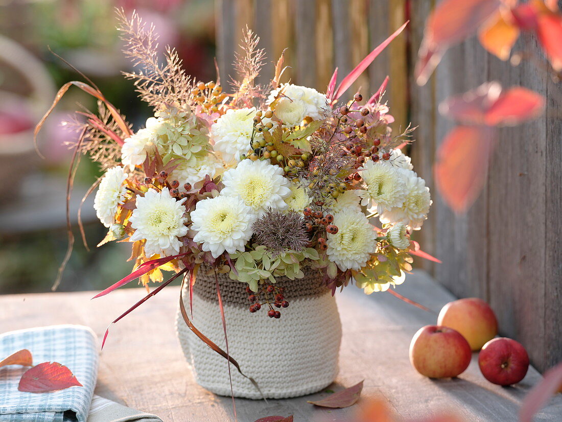 Weißer Herbststrauß mit Chrysanthemum (Herbstchrysanthemen)