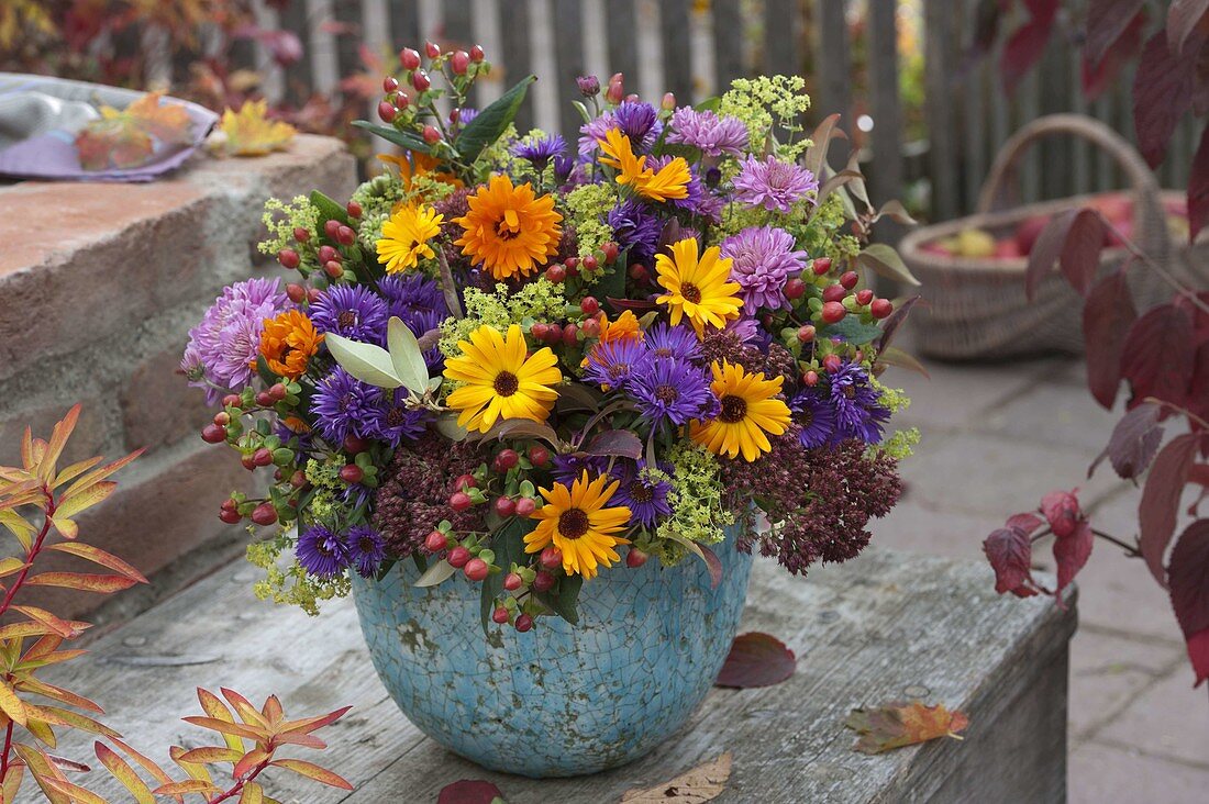 Herbststrauß in türkiser Vase: Calendula (Ringelblumen), Aster