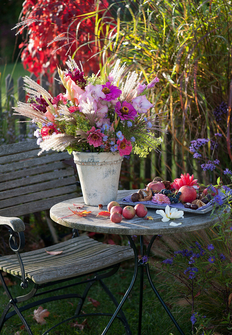 Herbstlicher Strauß auf Tisch im Garten