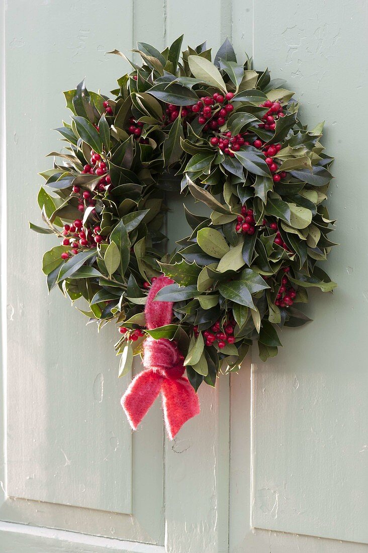 Herbstlicher Türkranz aus Ilex (Stechpalme) mit roten Beeren