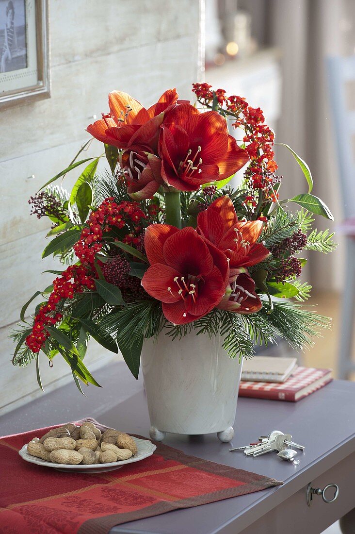 Red bouquet with Hippeastrum 'Red Lion', Euphorbia fulgens