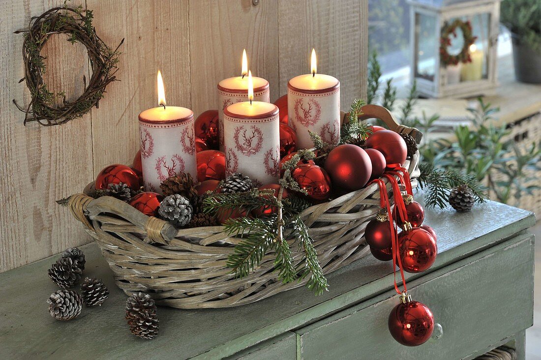 Fast Advent wreath with red balls, Pinus cones