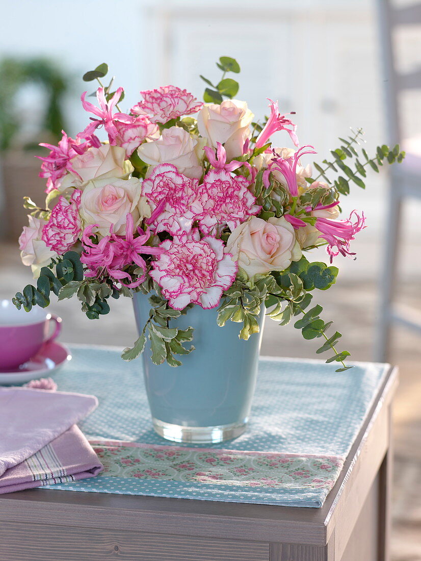 Duftender Strauss mit Dianthus (Nelken), Rosa 'Fedora' (Rosen), Nerine