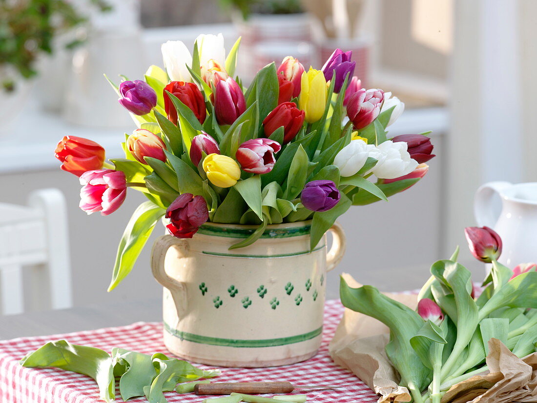 Colorful spring tulipa bouquet (tulip)