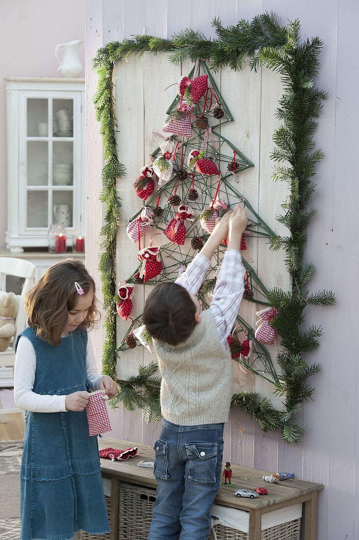 Weihnachtsbaum aus Schnüren auf Brett zum aufhängen 6/6