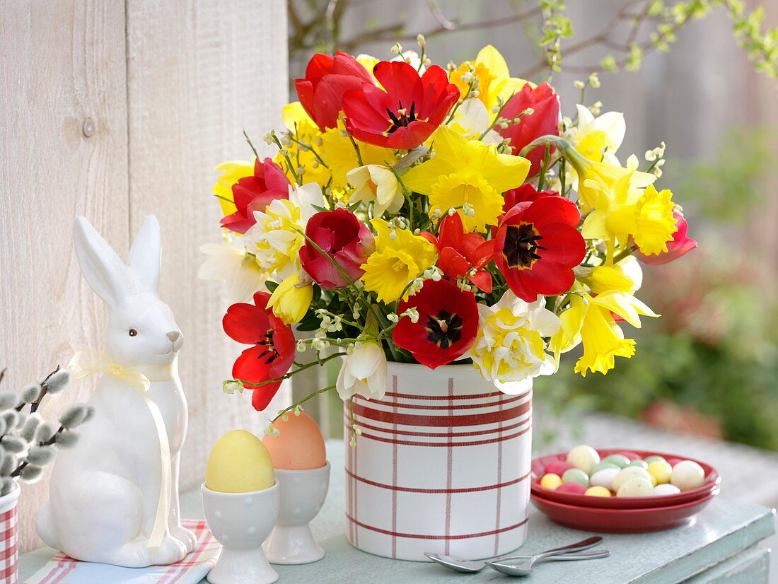 Frühlingsstrauß mit roten Tulipa (Tulpen), Narcissus (Narzissen)