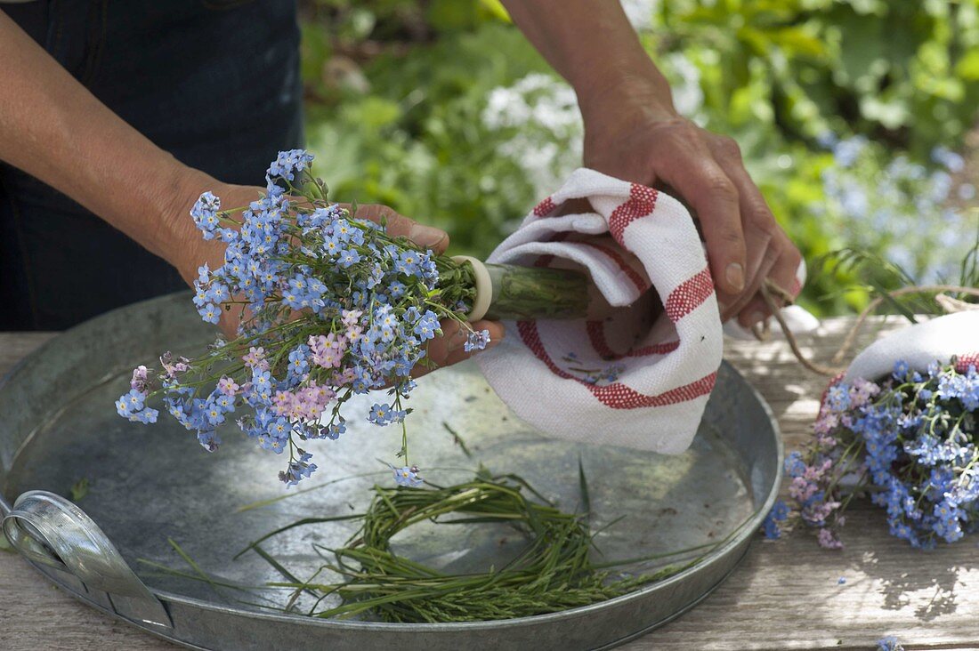 Mini-Strauß aus Myosotis (Vergißmeinnicht) in Floristenröhrchen