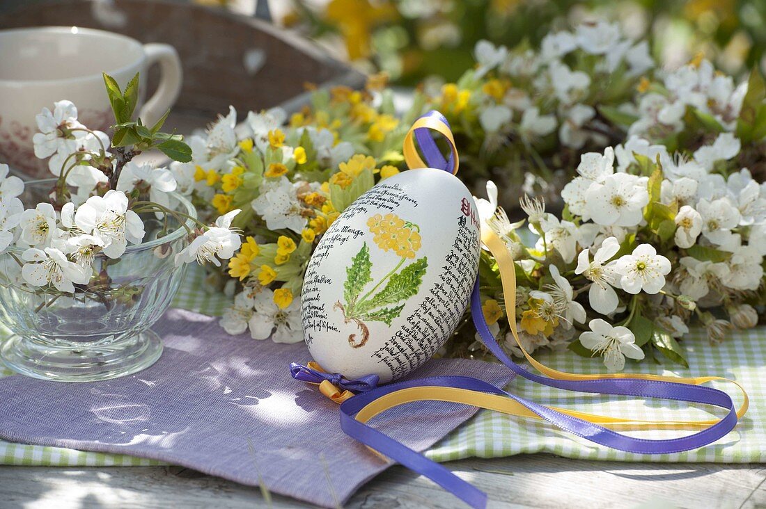 Gelb-weißes Oster-Herz aus Prunus (Kirschblüten) und Primula veris