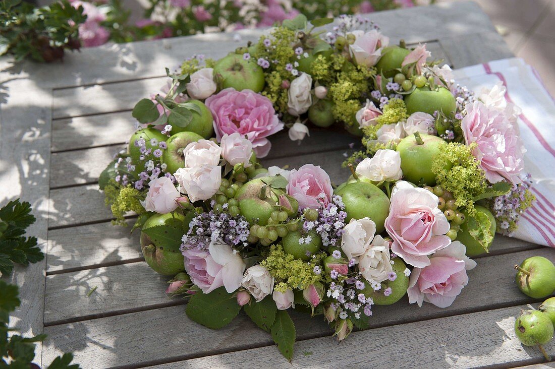 Sommerkranz aus Rosa (Rosen), grünen Äpfeln (Malus), Johannisbeeren