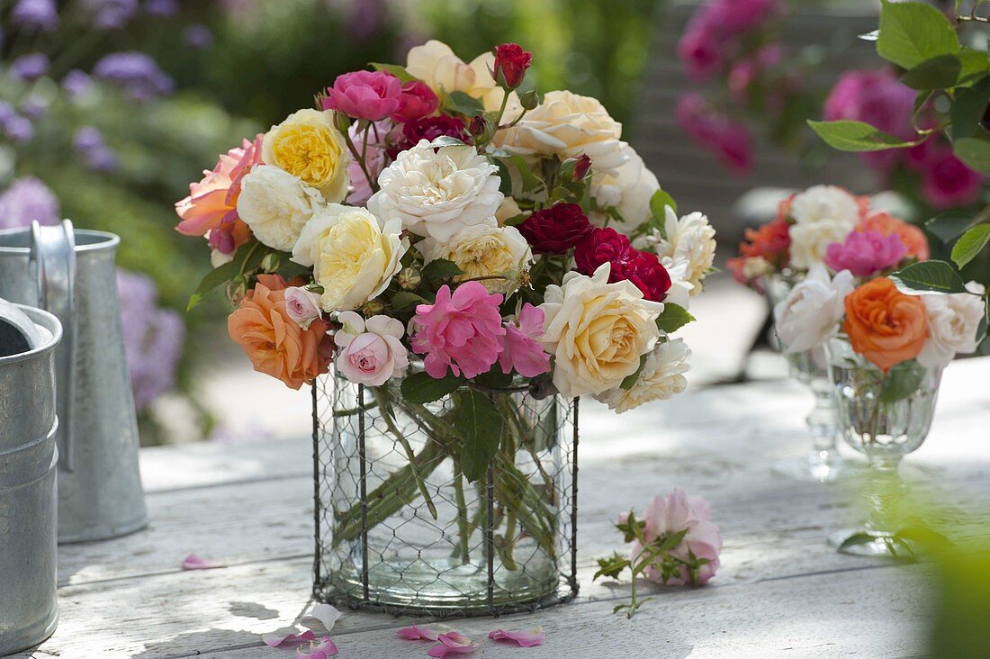 Bunt gemischter Strauss aus Rosa (Rosen) in Glas - Vase