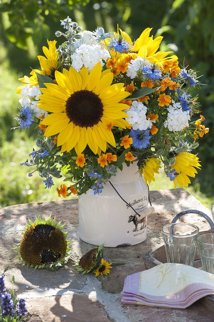 Sommerstrauss : Helianthus (Sonnenblumen), Phlox (Flammenblumen)