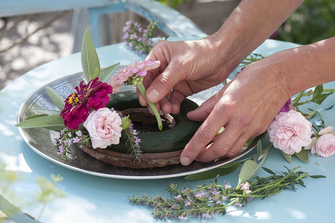 Gesteckter Kranz mit Rosen und Zinnien