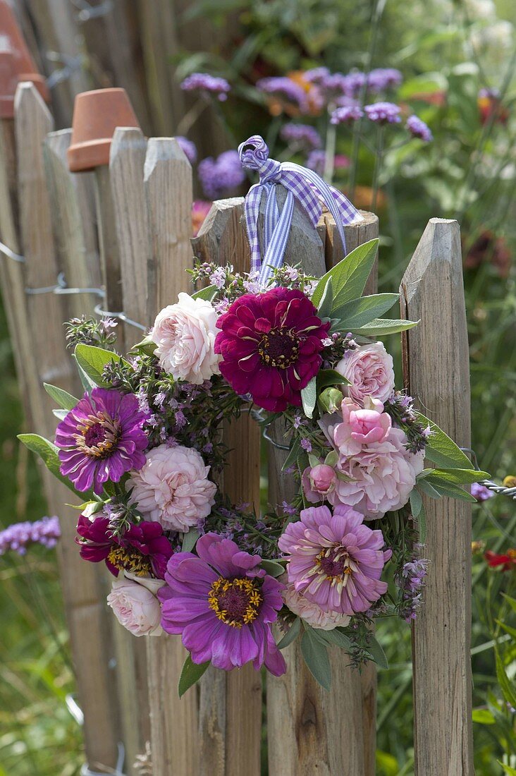 Gesteckter Kranz mit Rosen und Zinnien