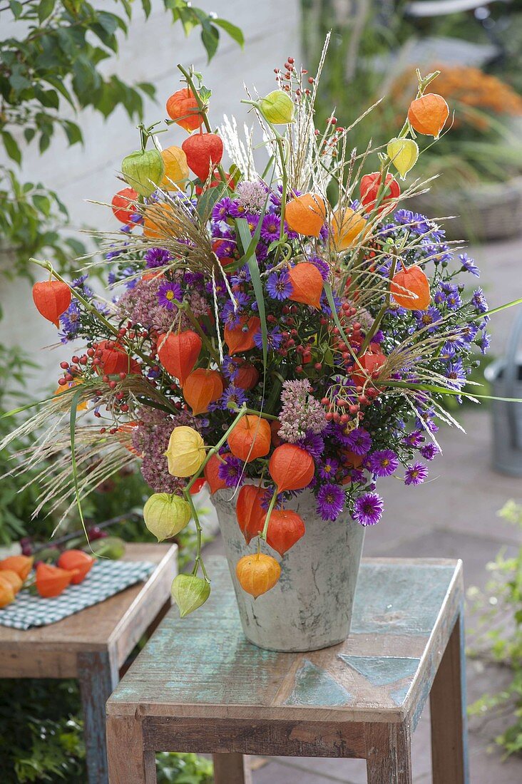 Herbststrauss mit Physalis (Lampions), Aster (Herbstastern), Sedum