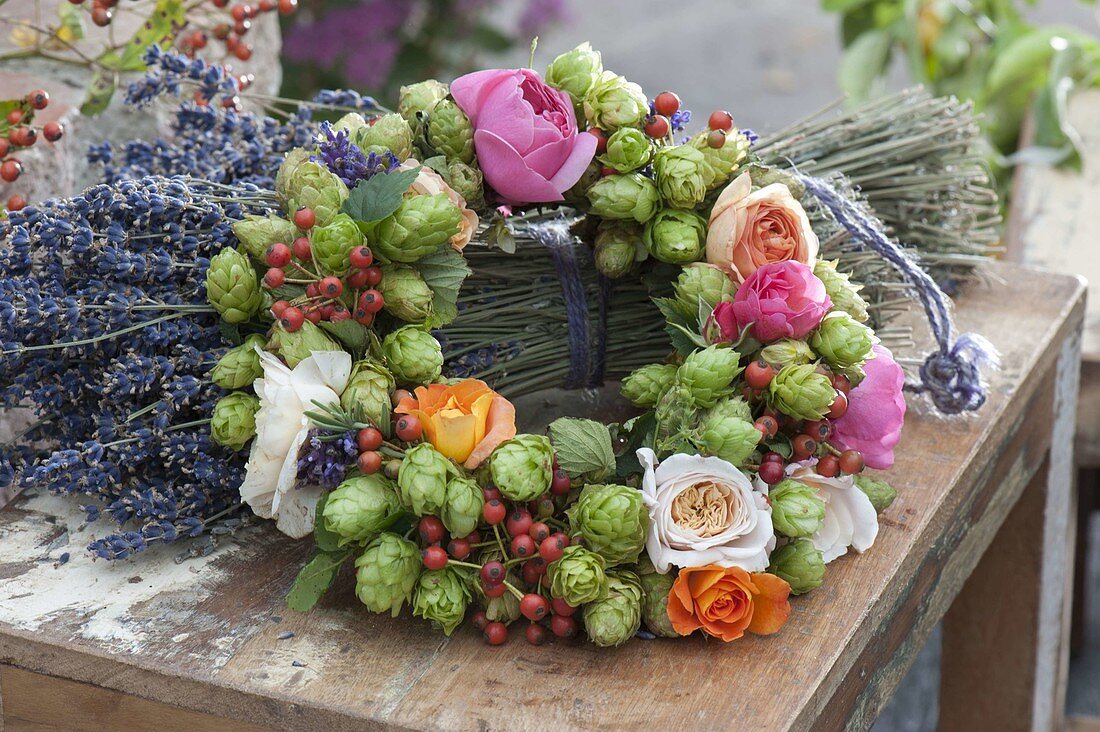 Wreath out of plants that are suitable for soothing tea