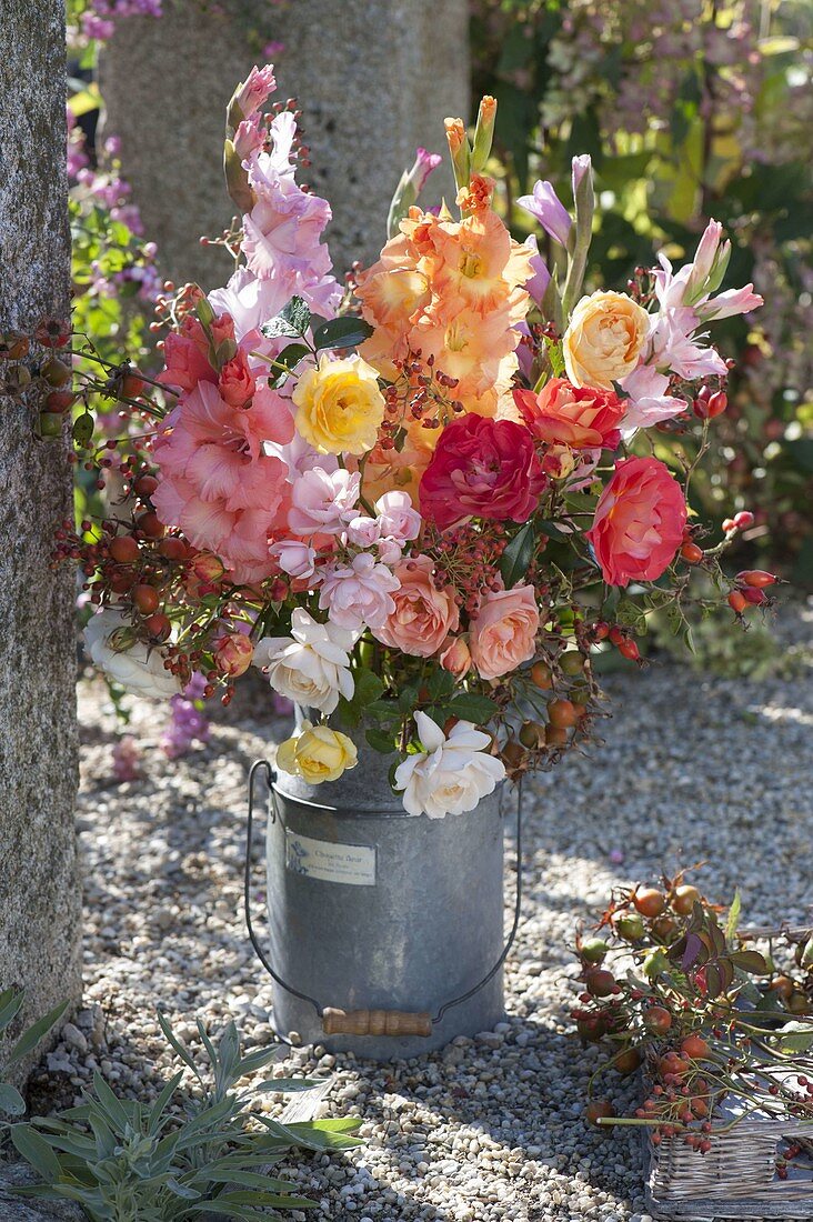 Spaetsommerstrauss aus Gladiolus (Gladiolen), Rosa (Rosen und Hagebutten