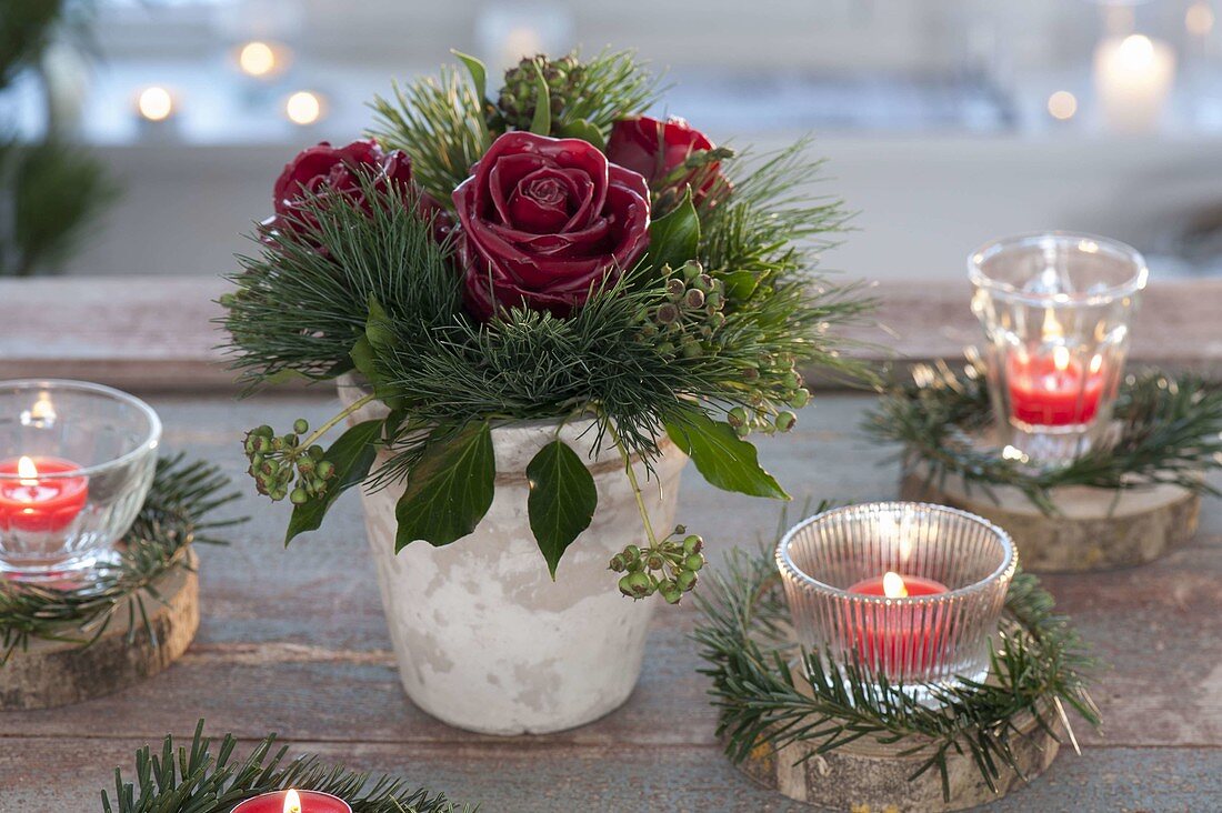 Kleiner Weihnachtsstrauss mit gewachsten Rosa (Rosen), Pinus (Kiefer)