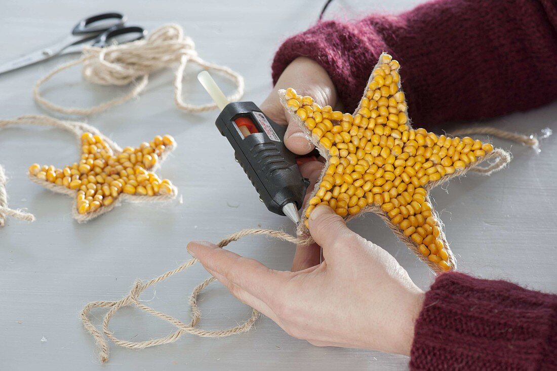 Selbstgemachter Christbaumschmuck aus Mais und Bohnen