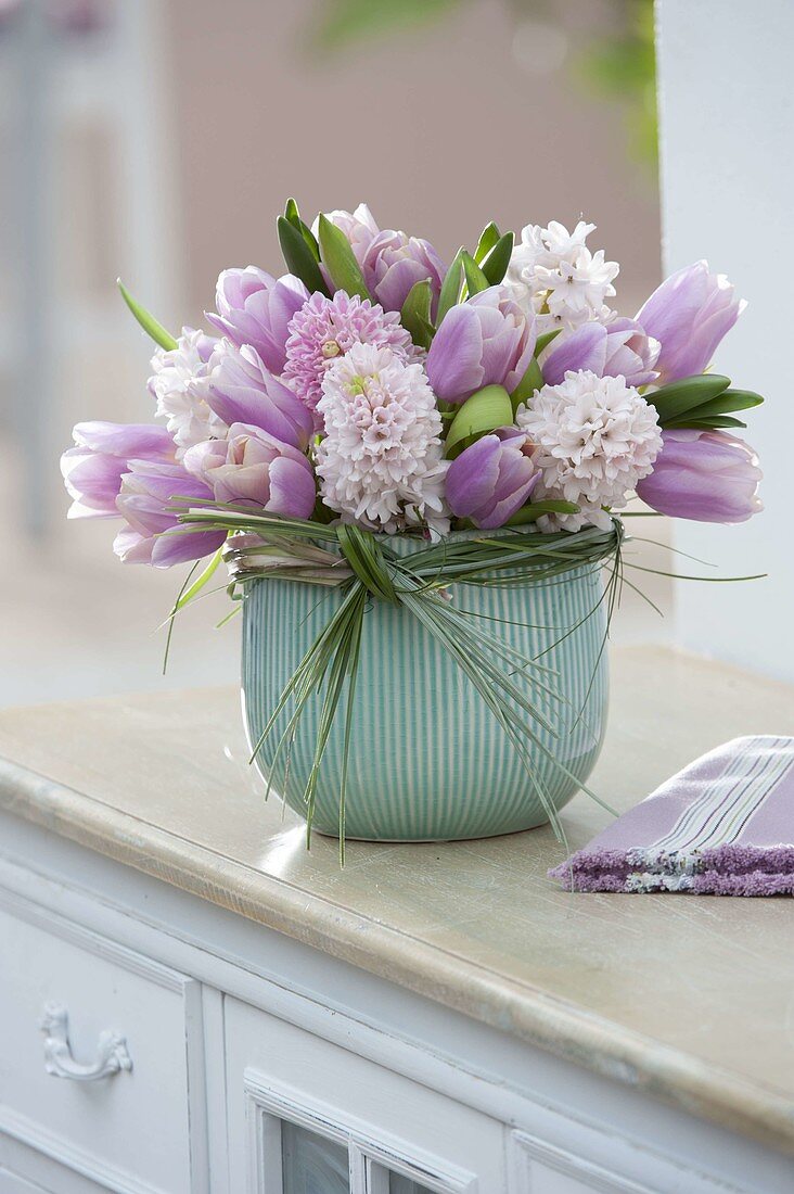 Pastellfarbener Duftstrauss aus Hyacinthus (Hyazinthen) und Tulipa